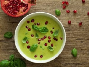 Erbsencremesuppe mit Basilikum und Granatapfel