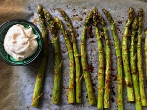 Orientalischer Ofenspargel mit Tahina-Dip