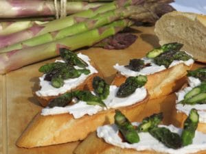 Crostini mit Ziegenfrischkäse, Spargel und Aceto Balsamico