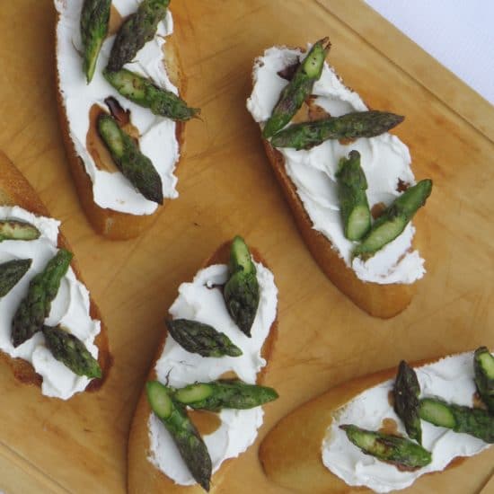 Crostini mit Ziegenfrischkäse und Spargel - genussfreudig