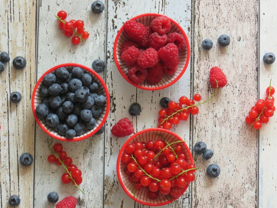 Sommerliche Mini-Pavlovas mit Beeren - genussfreudig Sommerliche Mini-Pavlovas mit Beeren - genussfreudig