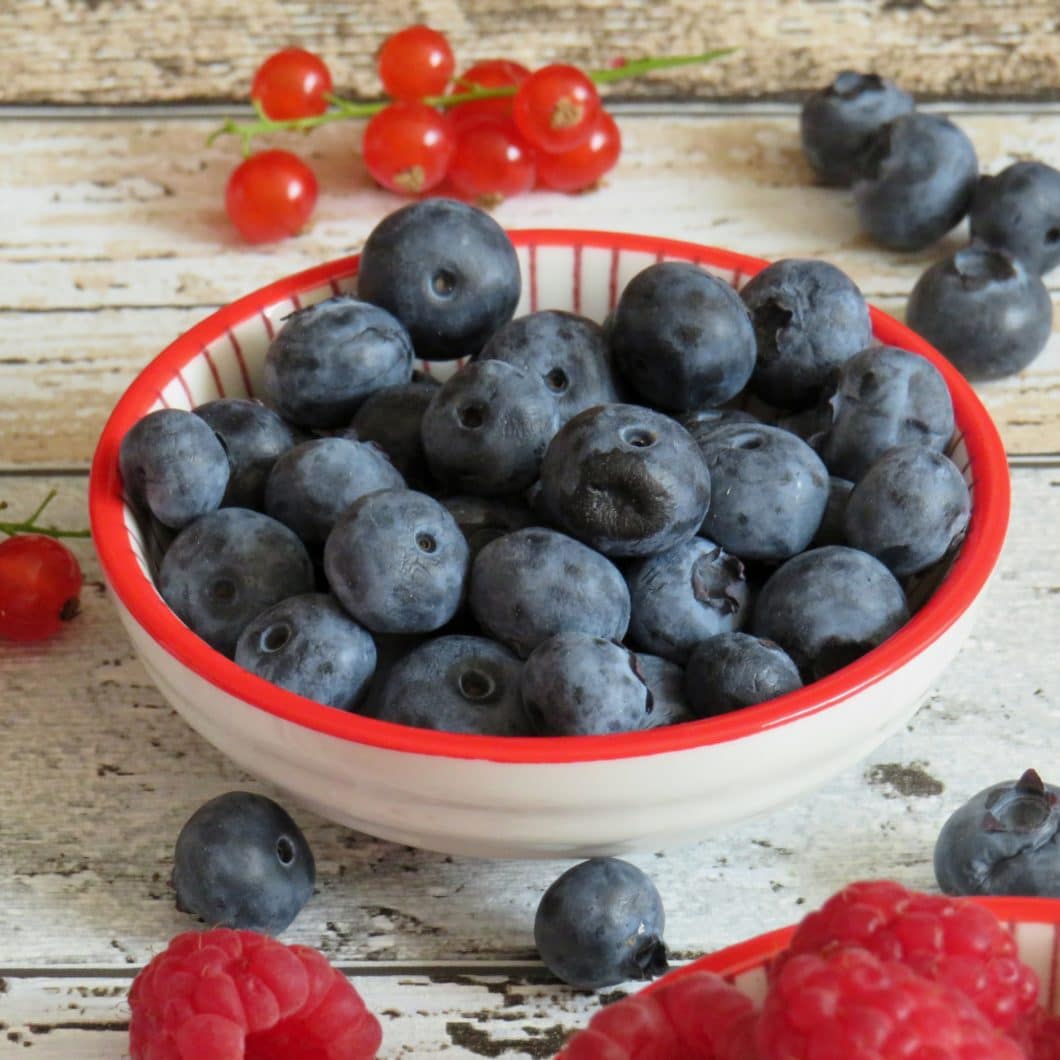 Sommerliche Mini-Pavlovas mit Beeren - genussfreudig