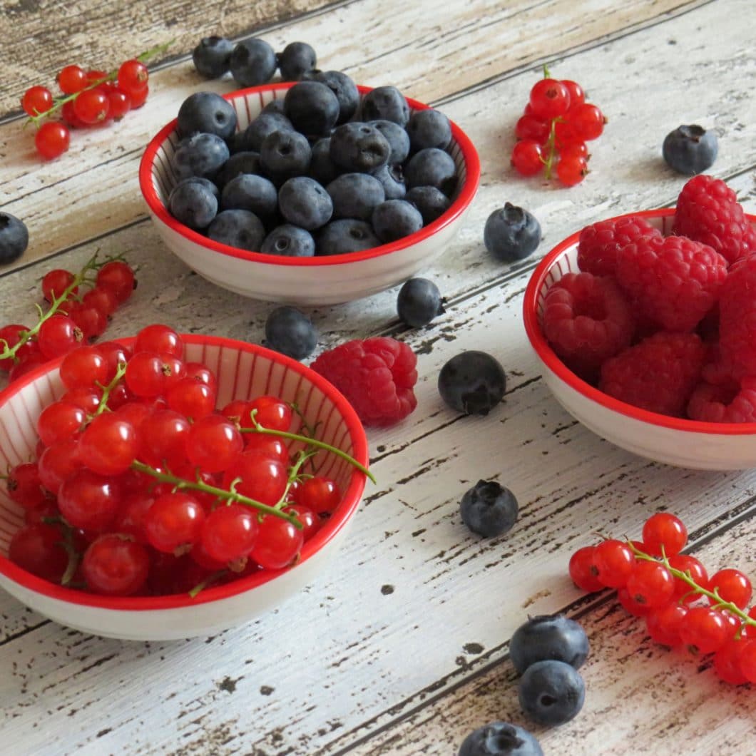 Sommerliche Mini-Pavlovas mit Beeren - genussfreudig