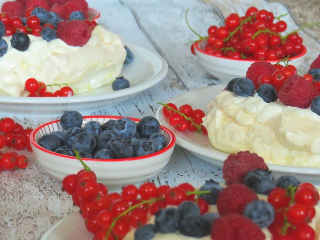 Sommerliche Mini-Pavlovas mit Beeren - genussfreudig