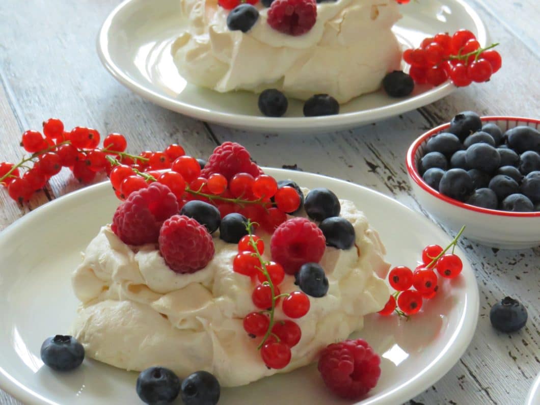 Sommerliche Mini-Pavlovas mit Beeren - genussfreudig Sommerliche Mini-Pavlovas mit Beeren - genussfreudig