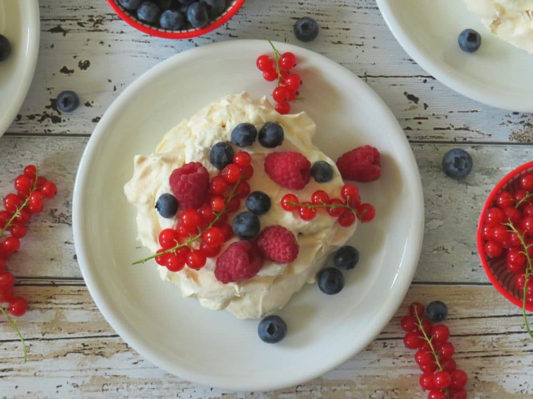 Sommerliche Mini-Pavlovas mit Beeren - genussfreudig