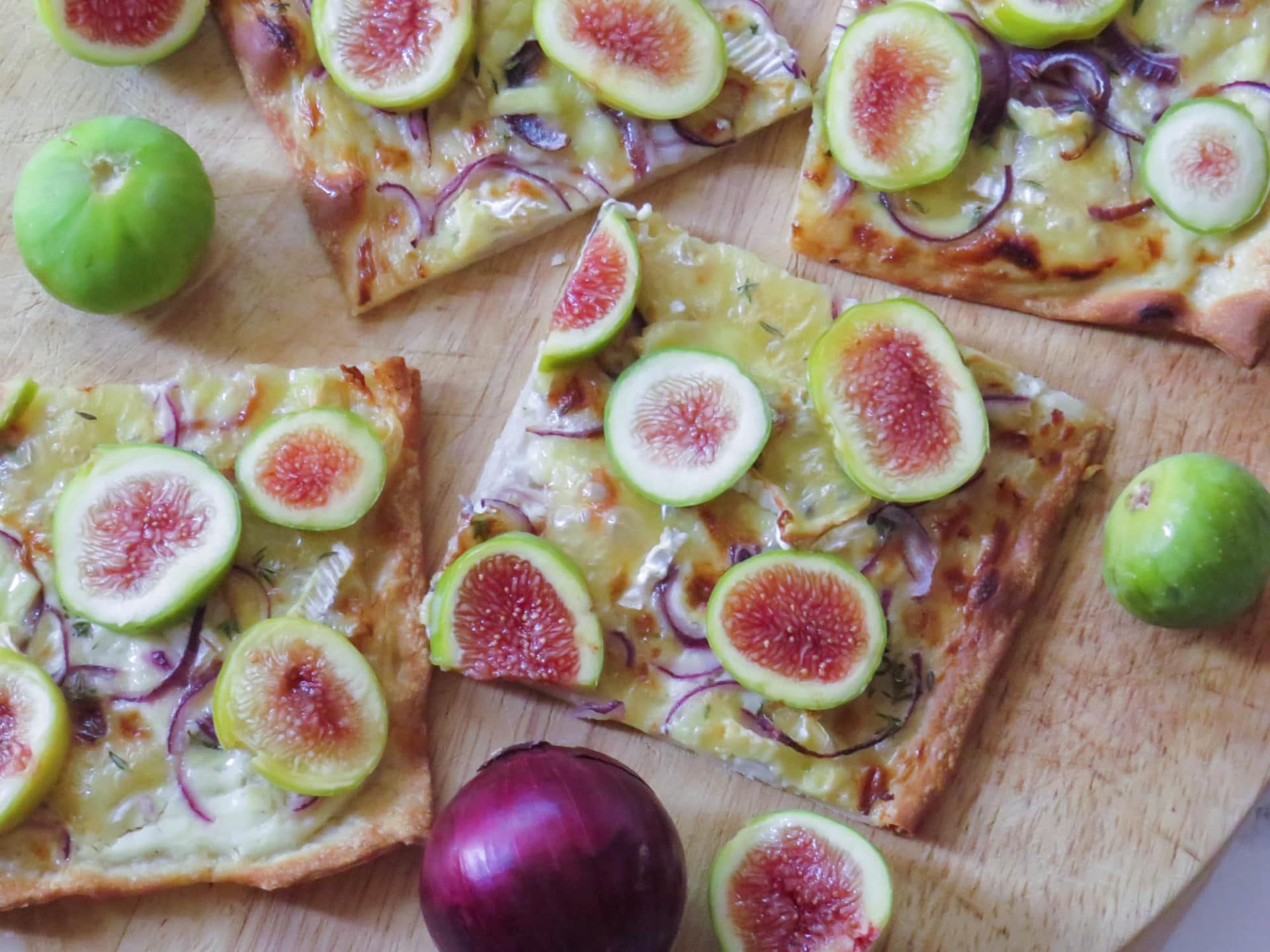 Flammkuchen mit frischen Feigen und Camembert - genussfreudig