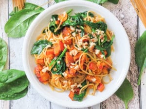 Spaghetti mit geröstetem Kürbis und Spinat