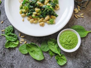 Bohnen-Spinat-Salat mit Pesto