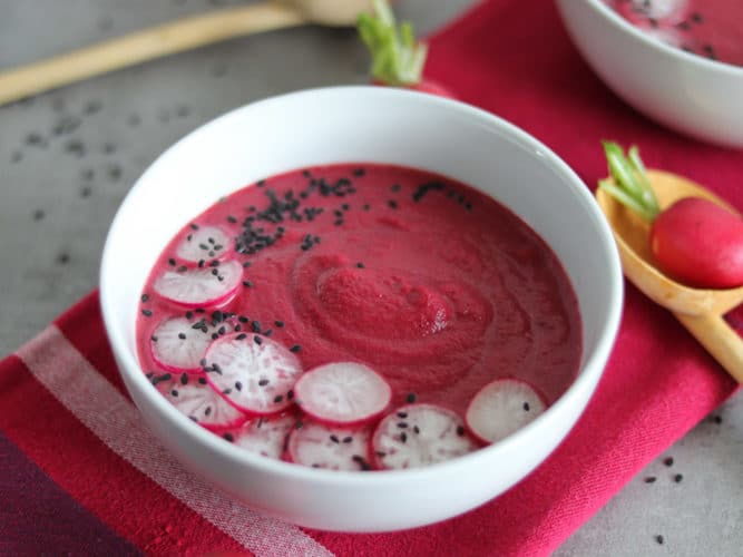 Rote Rüben-Kokos-Süppchen mit Radieschen und schwarzem Sesam ...