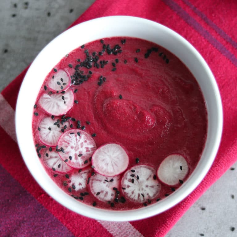 Rote Rüben-Kokos-Süppchen mit Radieschen und schwarzem Sesam ...