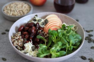 Quinoa Bowl mit steirischen Zutaten wie Käferbohnen, Vogerlsalat, Kren, Apfel und Kernöl