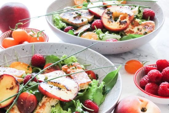 Sommersalat mit gegrilltem Pfirsich und Halloumi - genussfreudig
